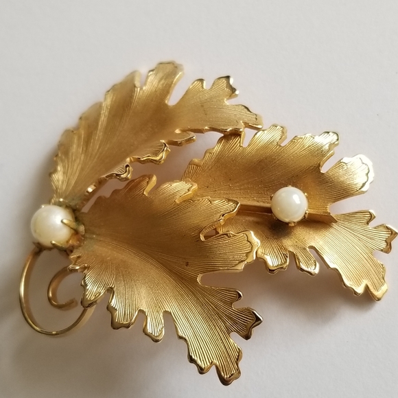 Relisted -Vintage three leaves brooch with white pearls gold tone leaf pin - Picture 13 of 13